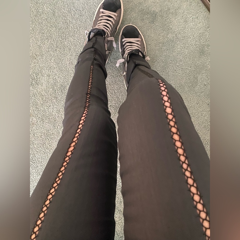 Rag and bone pants. Can’t find size but it fits like 24. Mid rise.